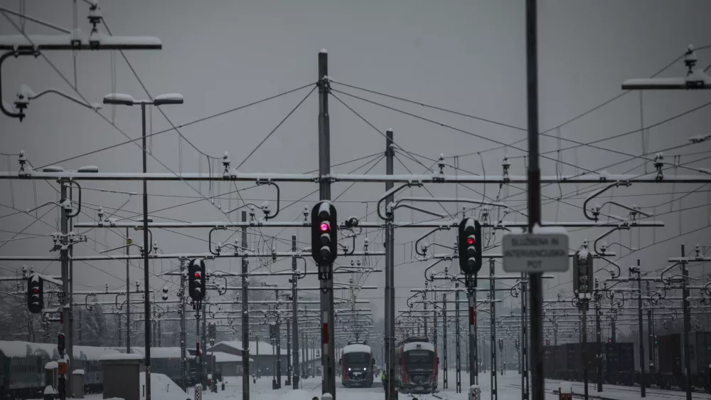 železnice, želežni&scaron;ki promet, tir - železni&scaron;ka proga - semafor - službena in intervencijska pot - - 30.1.2014 - zasnežena Ljubljana - zima - sneg - sneženje  //FOTO: Luka Cjuha.