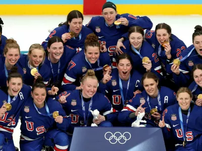 Milano Cortina 2026 Olympics - Ice Hockey - Women's Victory Ceremony - Milano Santagiulia Ice Hockey Arena, Milan, Italy - February 19, 2026. Gold medalists United States celebrate with their medals during the ceremony REUTERS/Mike Segar   TPX IMAGES OF THE DAY