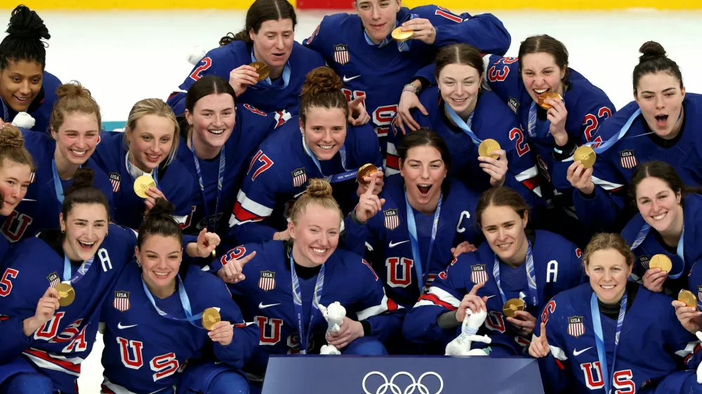 Milano Cortina 2026 Olympics - Ice Hockey - Women's Victory Ceremony - Milano Santagiulia Ice Hockey Arena, Milan, Italy - February 19, 2026. Gold medalists United States celebrate with their medals during the ceremony REUTERS/Mike Segar   TPX IMAGES OF THE DAY