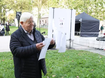 11.10.2025. Milan Kučan. Festival miru. Branje imen ubitih palestinskih otrok. Foto: Bojan Velikonja 