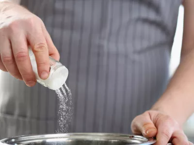 Previdno pri soljenju &hellip; / Foto: Istock