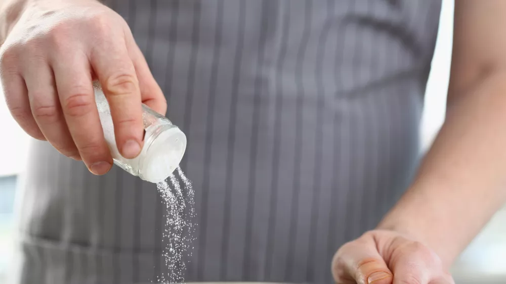 Previdno pri soljenju &hellip; / Foto: Istock