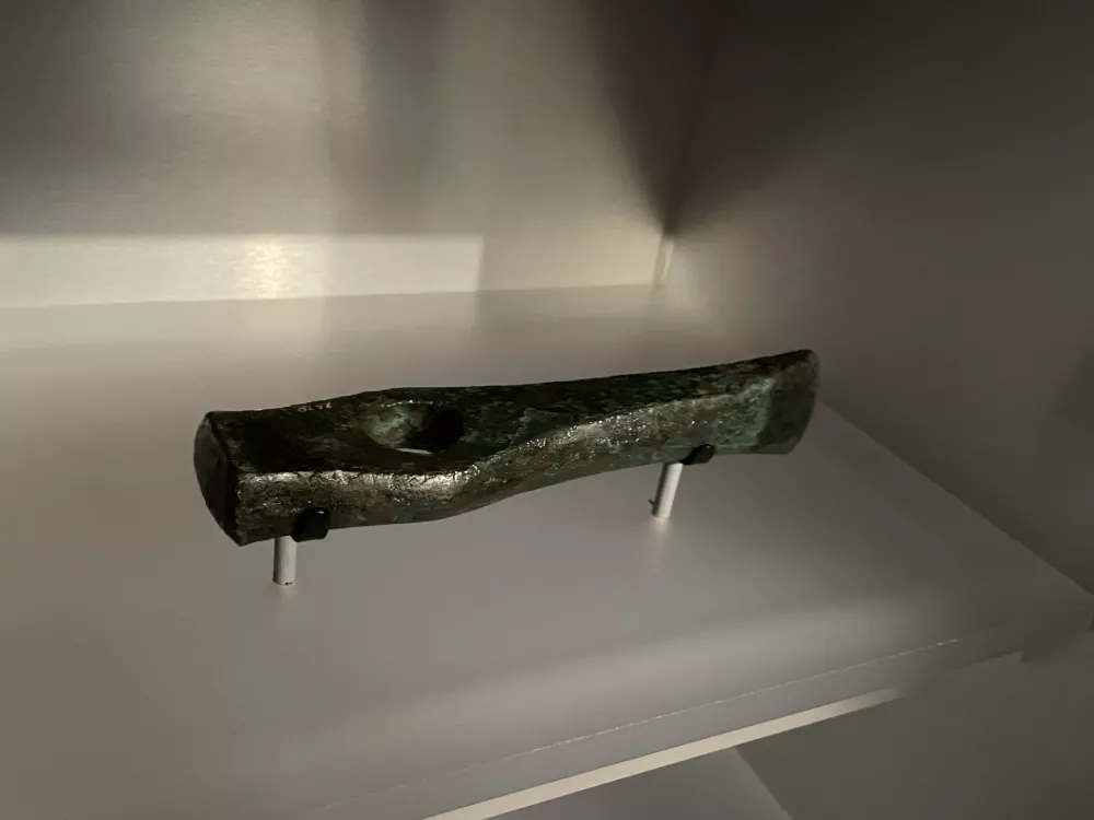 Arheologi so v Pločniku na&scaron;i tudi bakreno orodje. Ta bakrena sekira naj bi nastala 5000 let pred na&scaron;im &scaron;tetjem.