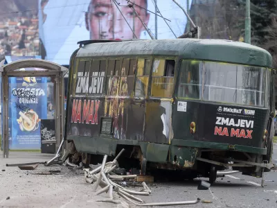 12.02.2026., Sarajevo, Bosna i Hercegovina - Na glavnoj gradskoj prometnici, u ulici Zmaja od Bosne tramvaj je iskocio iz tracnica pri cemu je ostecena i tramvajska stanica. Hitne sluzbe su na terenu, u nesreci je ozlijedjeno nekoliko osoba. Photo: Armin Durgut/PIXSELL