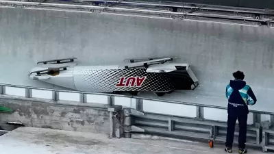Austria's team Jakob Mandlbauer, Daniel Bertschler, Sebastian Mitterer and Daiyehan Nichols-Bardi crashes during a four man bobsled run at the 2026 Winter Olympics, in Cortina d'Ampezzo, Italy, Saturday, Feb. 21, 2026. (AP Photo/Aijaz Rahi) / Foto: Aijaz Rahi
