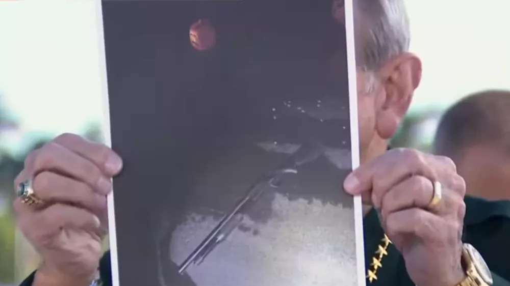 Slika orožja, ki ga je imel napadalec pri sebi.