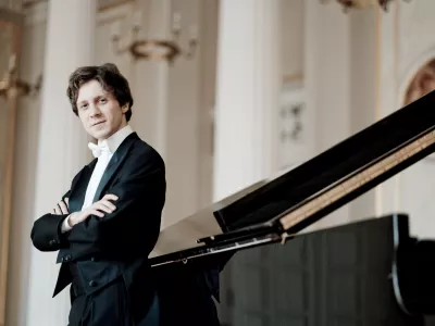 Pianist, ki poslu&scaron;a notranjo logiko skladbe: &raquo;Ne stopim na oder, če nisem pripravljen&laquo;