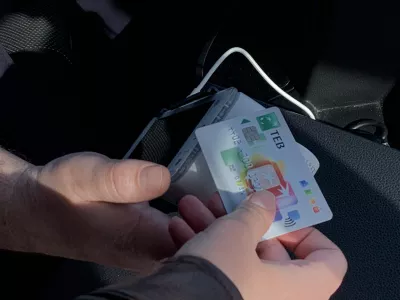 Brnik.Novinarska konferenca Druzbe za upravljanje javnega potniskega prometa, na kateri so predstavili uvedbo bancnega brezsticnega placevanja v medkrajevnem javnem potniskem prometu.Foto: STA