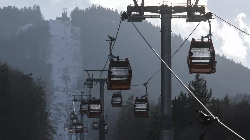 - Pohorska vzpenjača - gondola -- 21.02.2015 - Smuči&scaron;če Mariborsko Pohorje - &Scaron;portni center Pohorje - največji smučarski center v Sloveniji -  ///FOTO: Luka Cjuha.