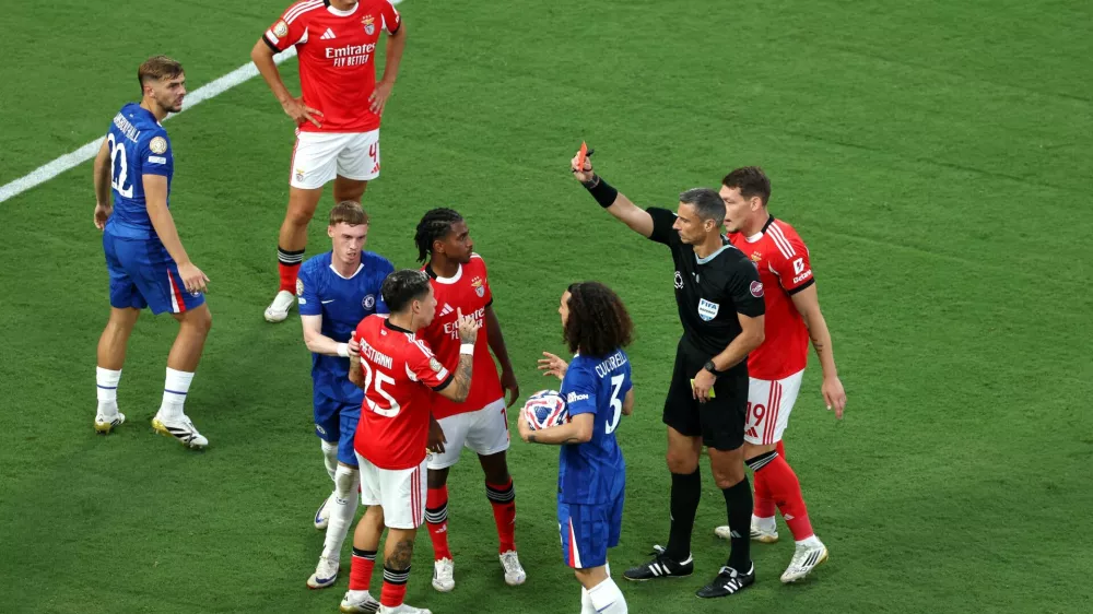 Soccer Football - FIFA Club World Cup - Round of 16 - Benfica v Chelsea - Bank of America Stadium, Charlotte, North Carolina, U.S. - June 28, 2025 Benfica's Gianluca Prestianni is shown a red card by referee Slavko Vincic REUTERS/Mike Segar