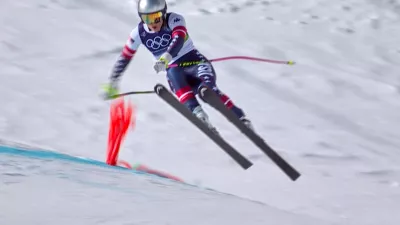 Lindsey Vonn je takole katapultiralo v zrak, v naslednjem trenutku pa je sledil grd padec in konec olimpijskih sanj. 