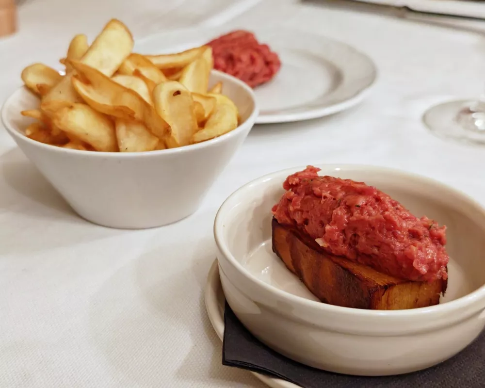 Tatarski biftek, Gostilna As