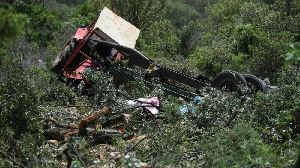 26.05.2023., Labin - Puka sreca spasila je 20ak labinskih maturanata, koji su se traktorom prevrnuli u provaliju. Photo: Sasa Miljevic/PIXSELL