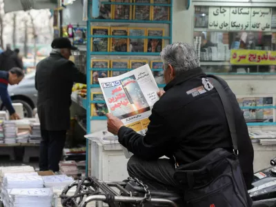 A man reads a newspaper featuring a picture of an Iranian missile, as he sits next to a bookstore, in Tehran, Iran, February 7, 2026. Majid Asgaripour/WANA (West Asia News Agency) via REUTERS ATTENTION EDITORS - THIS PICTURE WAS PROVIDED BY A THIRD PARTY   TPX IMAGES OF THE DAY / Foto: Majid Asgaripour