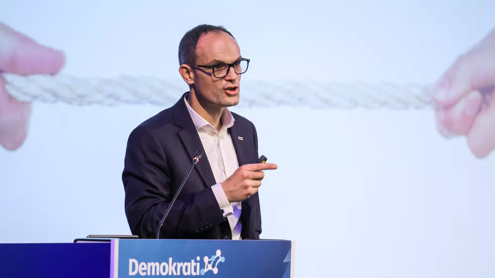 Portoroz, Hotel Slovenija.Programski kongres stranke Demokrati pod vodstvom Anzeta Logarja, na katerem so predstavili program Uspesna Slovenija.