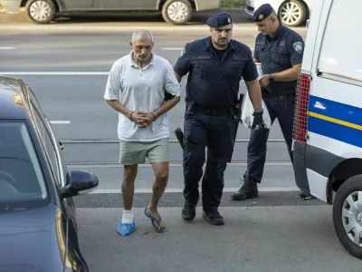 Roberta R. so tako privedli na zasli&scaron;anje glede nasilne smrti njegove žene. Razkosano truplo so na&scaron;li v domači greznici.