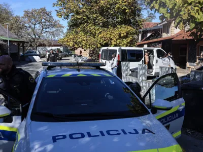 - 28.10.2025 - Romsko naselje Kerinov Grm - policija//FOTO: Jaka Gasar