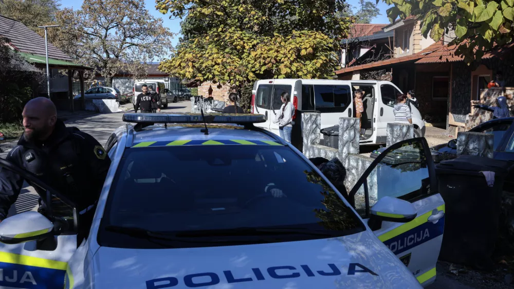 - 28.10.2025 - Romsko naselje Kerinov Grm - policija//FOTO: Jaka Gasar