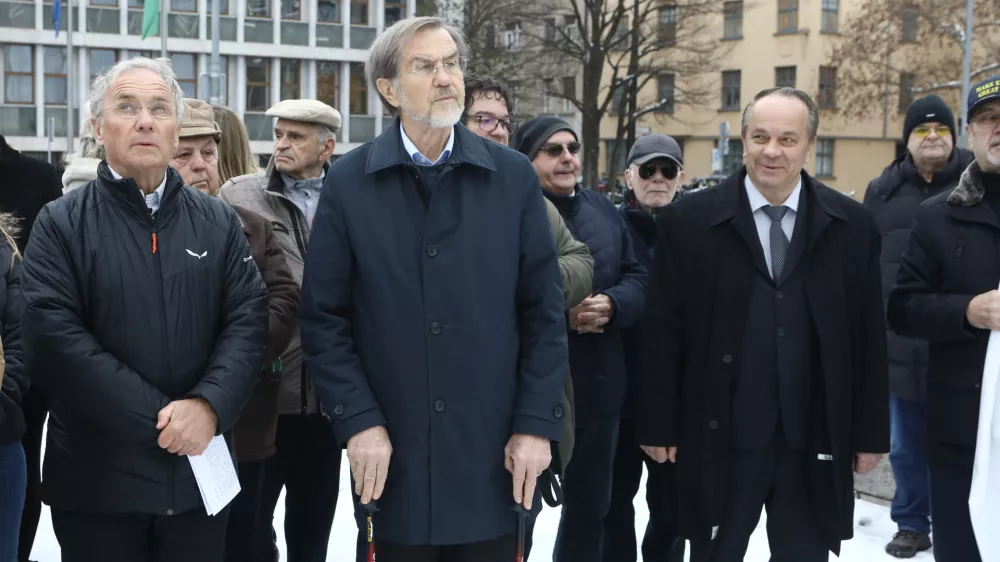 Ale&scaron; Hojs, Lojze Peterle, Branko Grims13.01.2026 - spominska slovesnost ob obletnici smrti politika Jožeta Pučnika (1932-2003), osrednja govornika bosta podpredsednik SDS Ale&scaron; Hojs in prvi predsednik slovenske vlade Lojze Peterle; Trg republikeFoto: Luka Cjuha
