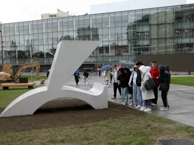 - spomenik izbrisanim v obliki črke ć - - 24.10.2023 &ndash; Center ROG &ndash; Park izbrisanih - razgrnitev obeležja izbrisanim, ki je nastal na pobudo Civilne iniciative izbrisanih aktivistov in Amnesty International Slovenija ob podpori Centra Rog;//FOTO: Tomaž Skale