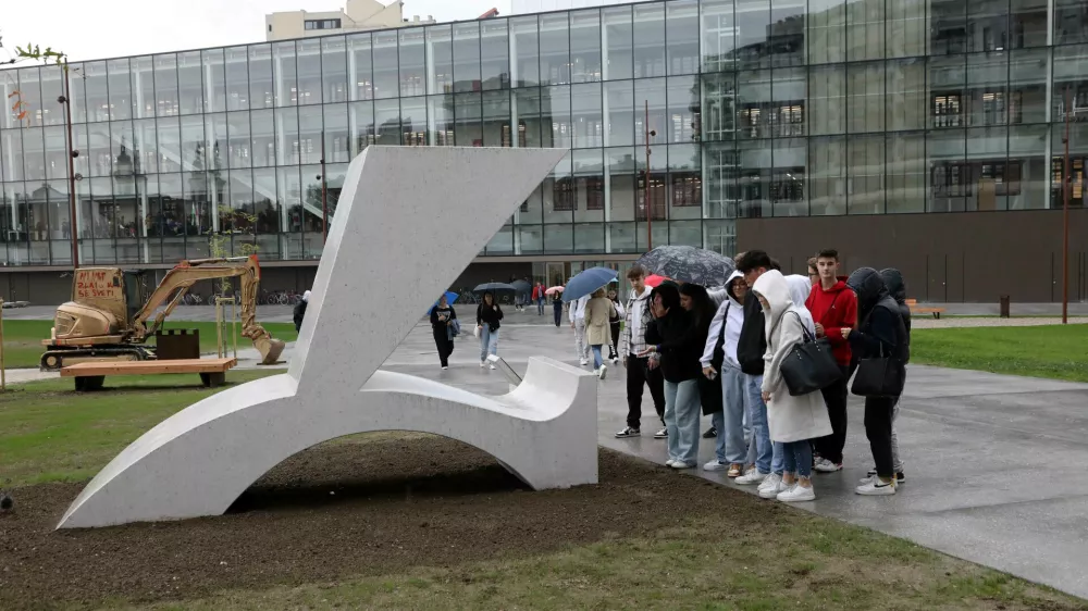 - spomenik izbrisanim v obliki črke ć - - 24.10.2023 &ndash; Center ROG &ndash; Park izbrisanih - razgrnitev obeležja izbrisanim, ki je nastal na pobudo Civilne iniciative izbrisanih aktivistov in Amnesty International Slovenija ob podpori Centra Rog;//FOTO: Tomaž Skale