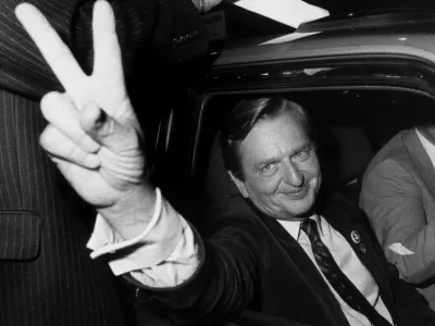 Swedish politican Olof Palme makes the victory sign after the Socialdemocrats election victory, September 19, 1982. Swedish prosecutors will announce on June 3, 2020 whether they plan to press charges or close the investigation into the unsolved 1986 murder of prime minister Olof Palme.,Image: 528601393, License: Rights-managed, Restrictions: Sweden OUT, Model Release: no