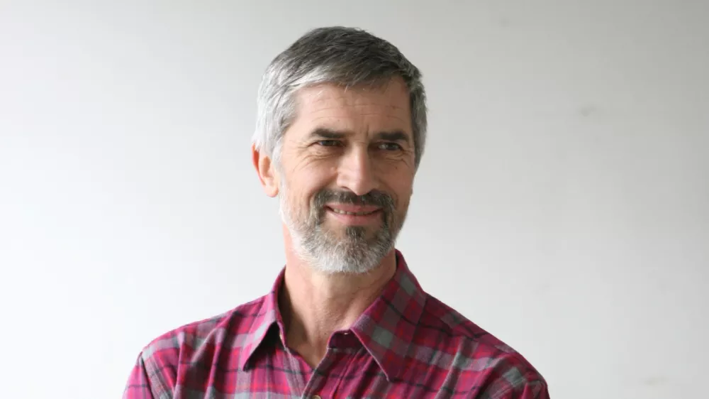 Andrej Velkavrh, meteorolog - vremenoslovec in dolgoletni televizijski napovedovalec vremena, prognostik v Uradu za meteorologijo pri ARSO - Agencija RS za okolje, kolumnist- Dnevnik 2016 - portreti za komentarje in kolumne - kolumnisti - novinarji//FOTO: Toma? Skale