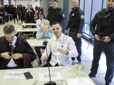 prvoobtoženi Klemen Kadivec in odvetnik Branko Gvozdić- 24.01.2023 &ndash; glavna obravnava primer Kava&scaron;ki klan &ndash;&ndash; sojenje domnevnim članom slovenskega dela Kava&scaron;kega klana, ta izvira iz Črne gore &ndash; tožilstvo očita, da naj bi vsaj od decembra 2018 do maja 2021 na območju več držav v okviru hierarhično organizirane kriminalne združbe na veliko trgovali z drogo.//FOTO: Jaka Gasar