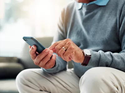 Neželeni zneski se pogosto pojavijo pri starej&scaron;ih uporabnikih, ki se pomotoma prijavijo. Izpostavljeni so tudi otroci. / Foto: Istock