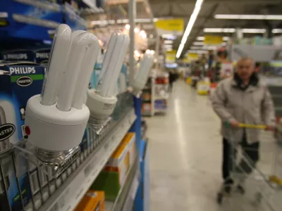 - varčna žarnica -. prihranek 80% stro&scaron;kov za električno energijo pri enaki svetilnosi kot pri klasični žarnici življenska doba 15.000 ur, (klasična žarnica le 1.000 ur) žarnive imajo vgrajeno elektronsko predstikalo, ki preprečuje utripanje ob vklopu &scaron;tevilo vklopov in izklopov ne vpliva na življensko dobo žarnice. žarnice so na voljo v različnih barvnih spektrih//FOTO: Bojan Velikonja  OPOMBA: ZA OBJAVO V ČASOPISU DNEVNIK