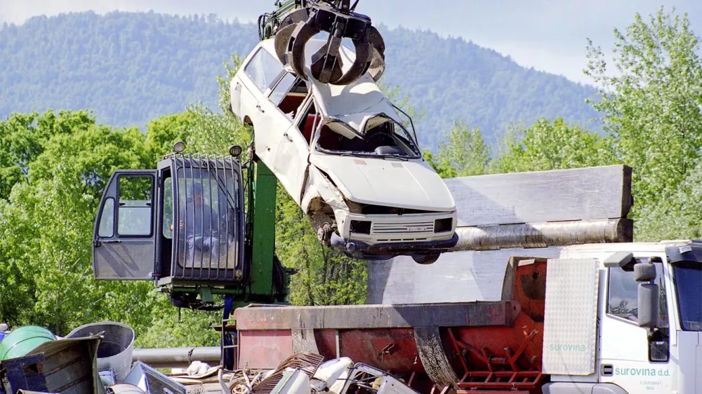 Center za ravnanje z odpadki Vrhnika, smeti odpad avto nalaganje pomična stiskalnica