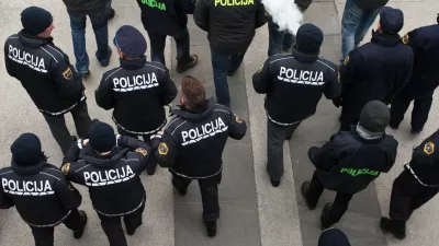 - simbolična fotografija - 10.12.2015 - Policijska stavka - Policisti, ki stavkajo že od 18.novembra so se zopet zbrali pred vlado in parlamentom na protestnem shodu, s katerim želijo javnosti in predvsem vladi pokazati, da so enotni in odločeni vztrajati pri uveljavitvi zapisanih zavez, med drugim povečanje plač za 35 odstotkov in izplačilo presežnih ur, hkrati pa opozorili na neurejen status in neustrezno opremo - protestni shod - ///FOTO: Luka Cjuha