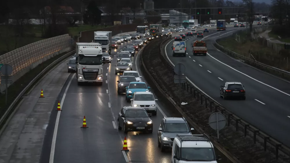 - 02.03.2024 &ndash; Primorska avtocesta odsek Brezovica - Vrhnika - zastoj - gneča zaradi obnovitvenih del//FOTO: Luka Cjuha