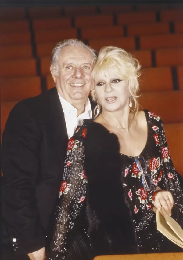 Italian actor, playwright, director and stage designer Dario Fo and Italian actress and playwright Franca Rame posing smiling in the empty stalls of a theatre. Italy, 1988 (Photo by Rino Petrosino/Mondadori via Getty Images) / Foto: Mondadori Portfolio
