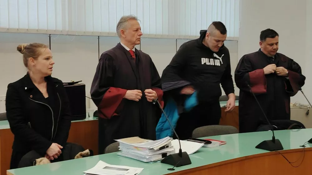 Tea Novak (prej Kotnik) in Tilen Novak (na fotografiji z zagovornikoma), sta nepravnomočno obsojena, ona na 12, on na 11 let in &scaron;est mesecev zapora.  / Foto: Mojca Marot