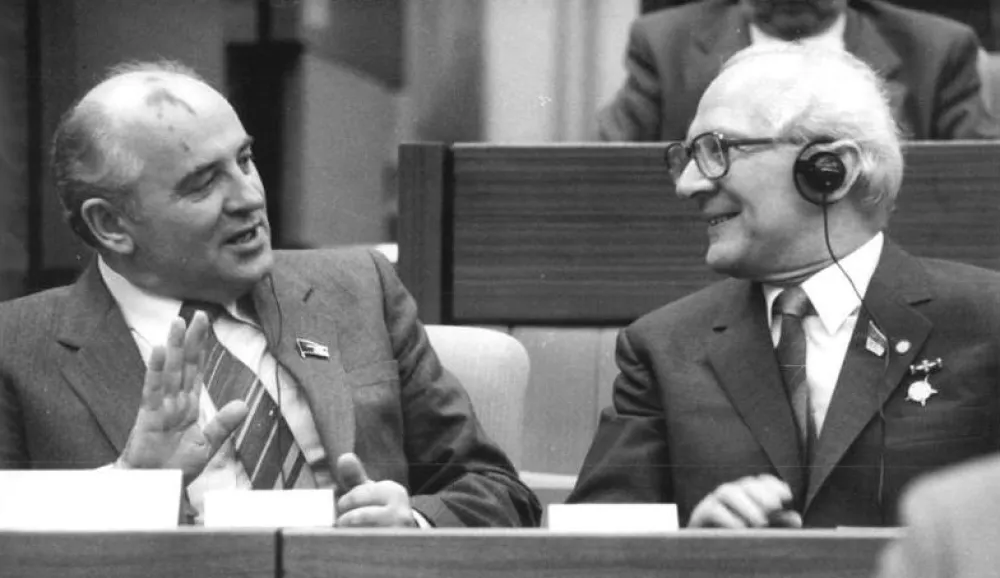 Generalni sekretar Centralnega komiteja SED Erich Honecker in generalni sekretar Centralnega komiteja CPSU Mihail Gorbačov med XI. kongresom stranke SED aprila 1986 v Berlinu / Foto: Wikipedija
