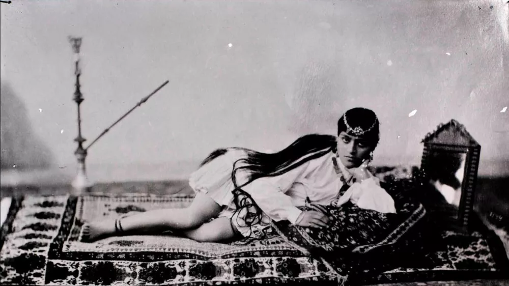 Fotografija dekleta iz leta 1901, ki je delo znamenitega fotografa Antoina Sevruguina. Na prehodu v 20. stoletje je fotografiral življenje v Iranu, predvsem vladajoče družine. / Foto: Antoin Savruguin