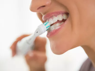 Closeup on young woman brushing teeth / Foto: Centralitalliance
