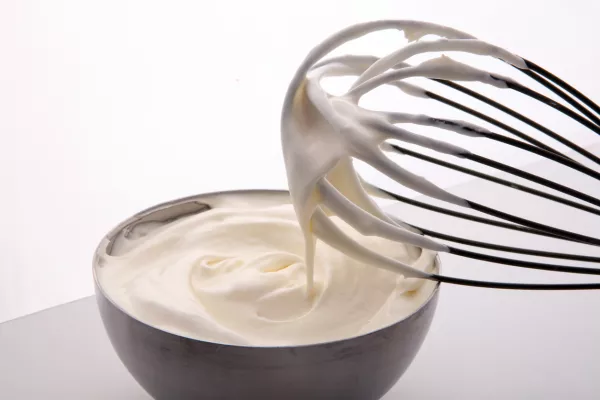 close up of a white whipped or sour cream in bowl / Foto: Beats3 Getty Images/istockphoto
