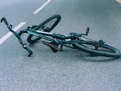 Bicycle lies on the pavement on the roadway. Concept on the theme of the accident / Foto: Sergey Cherevko Getty Images/istockphoto