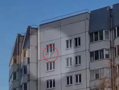 Malček je bil na oknu kar nekaj časa. / Foto: Zajem Zaslona