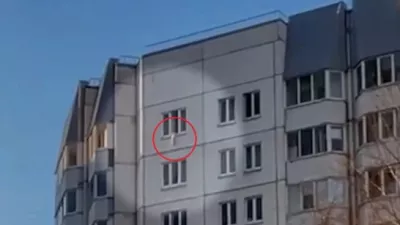 Malček je bil na oknu kar nekaj časa. / Foto: Zajem Zaslona