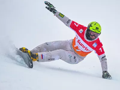 Tim Mastnak of Slovenia in action, during the qualifying round of the FIS Alpine Snowboard Parallel Giant Slalom race, Saturday, Jan. 10, 2026, in Scuol, Switzerland. (Gian Ehrenzeller/Keystone via AP)