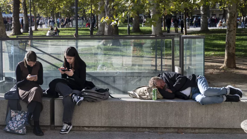 Programi političnih strank: sociala med novimi bombončki in zaostritvami