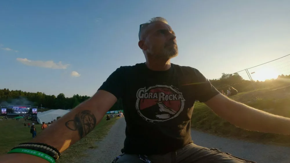 Rockerji pome&scaron;ani med va&scaron;ke babice