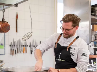 Zadnji dnevi Tomaža Bratoža v kuhinji v centru Ljubljane; restavracija se namreč seli v Arboretum Volčji Potok. 