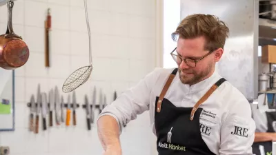 Zadnji dnevi Tomaža Bratoža v kuhinji v centru Ljubljane; restavracija se namreč seli v Arboretum Volčji Potok. 