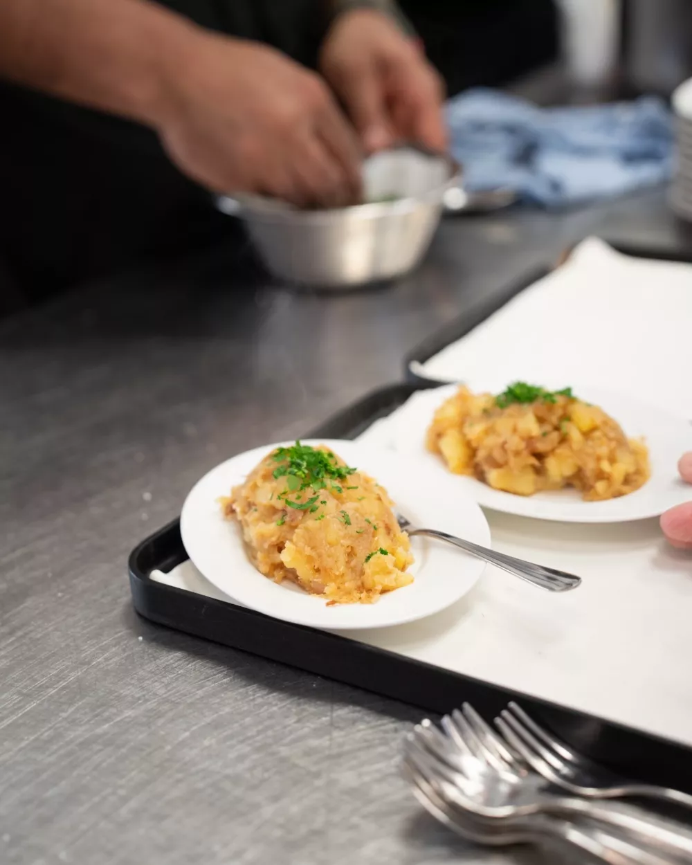 Pražen krompir je v slovenski kuhinji skoraj samoumeven, a prav njegova navidezna preprostost razkrije, kako tesno sta povezana kakovost surovin in končni rezultat. 