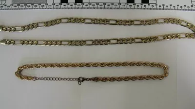 Policisti so prijeli osumljence, ki so vlamljali v hi&scaron;e in iz njih kradli nakit. 