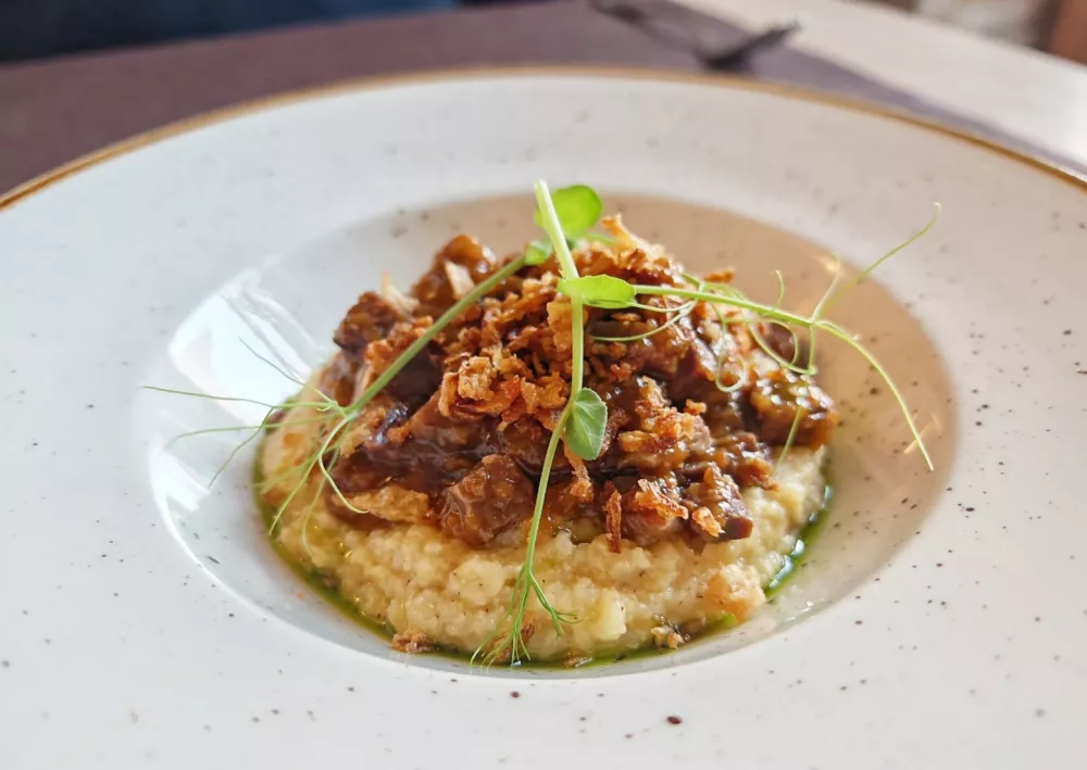 Ragu svinjskih ličk, Gostilna pri Hrvatu